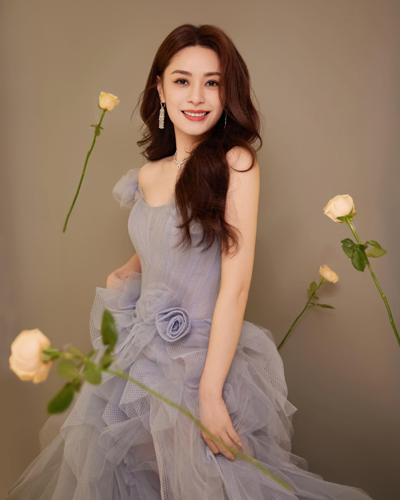 阿嬌著「大露背裝」現身街市買餸！高貴打扮成路人焦點！貼地模樣獲讚！