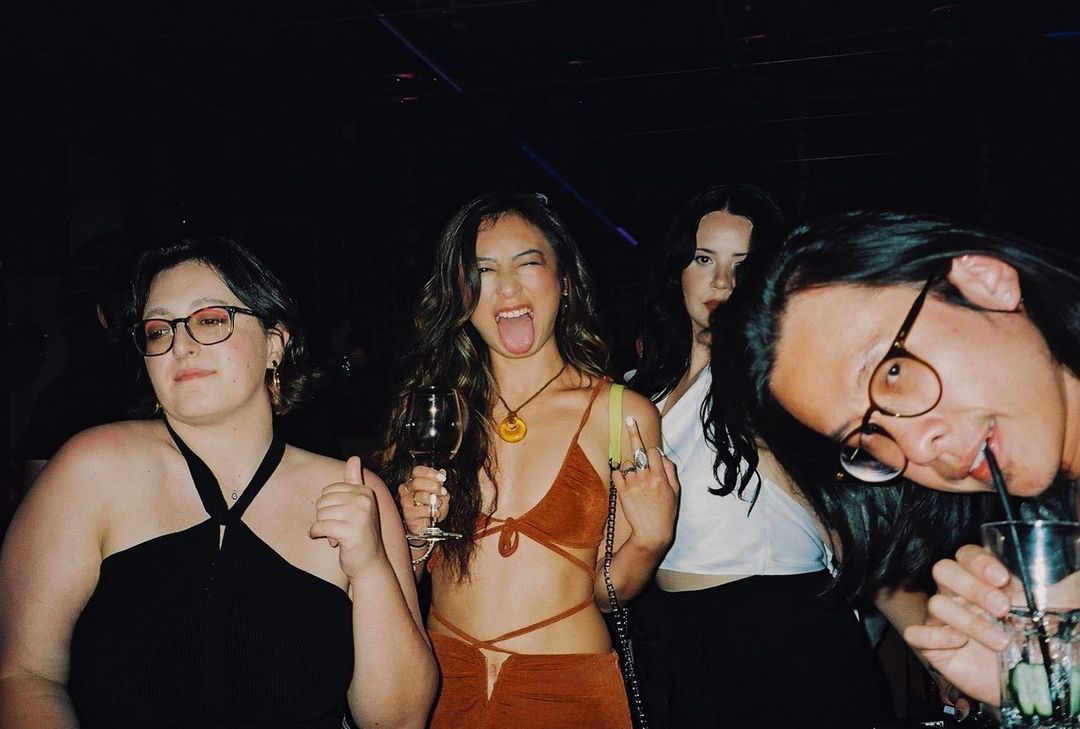 苗僑偉32歲女兒苗彤曬比堅尼照！小麥肌火辣身材獲讚！曾被TVB邀請參選港姐！