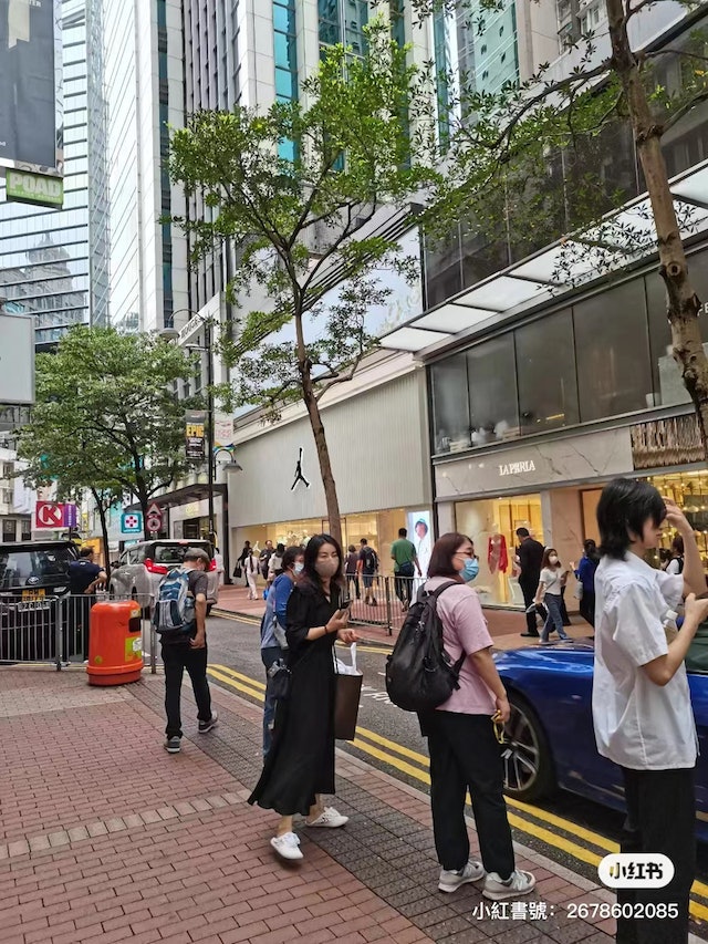 郭晶晶又着60蚊平價波鞋被讚貼地！親自一拖三帶子女逛深水埗！網民：豪門媳婦界的一股清流！