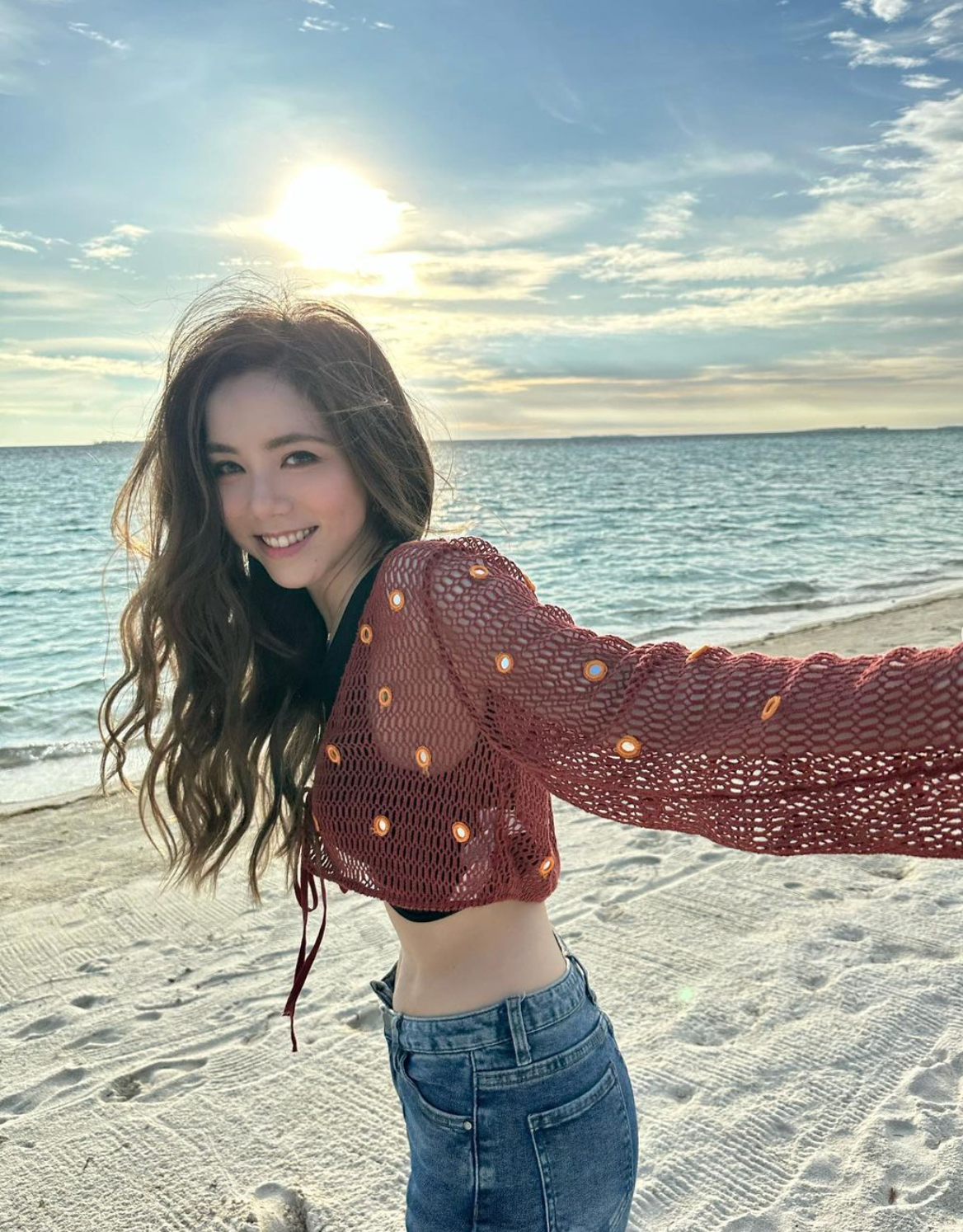 鄧紫棋G.E.M「超hea」造型登台表演！淡妝上陣美貌依然！1舉動反被大讚！