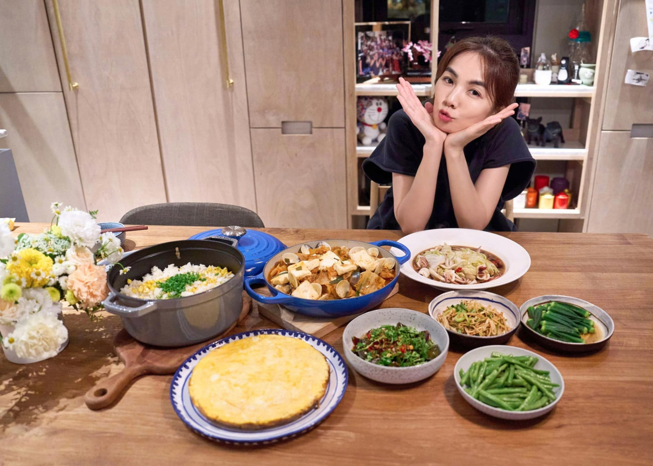 Ella陳嘉樺露腰裝現身瘦成「紙片人」！4招瘦到人生高峰「飯菜肉正常食」愈食愈瘦  