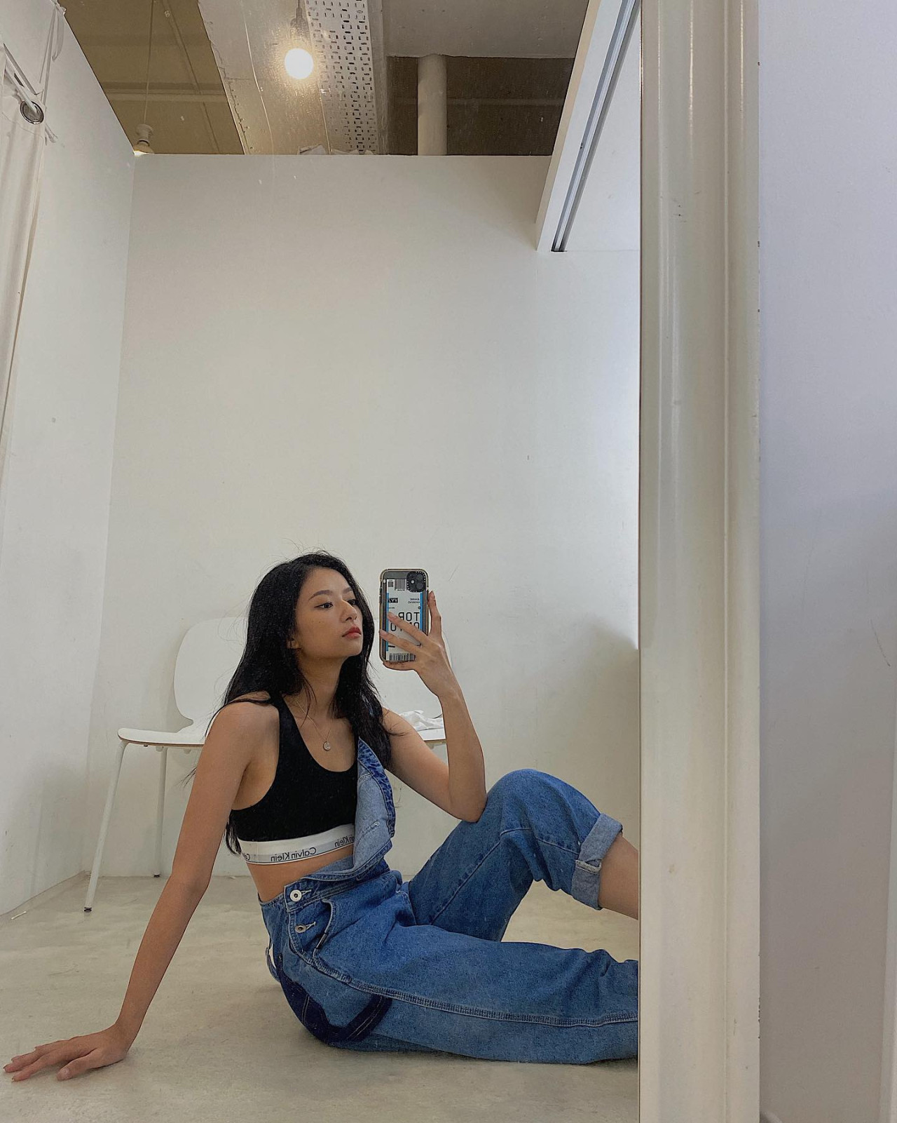 女生著CK運動內衣搭地鐵被攔！職員稱「太暴露」違反條例！網民意見兩極！