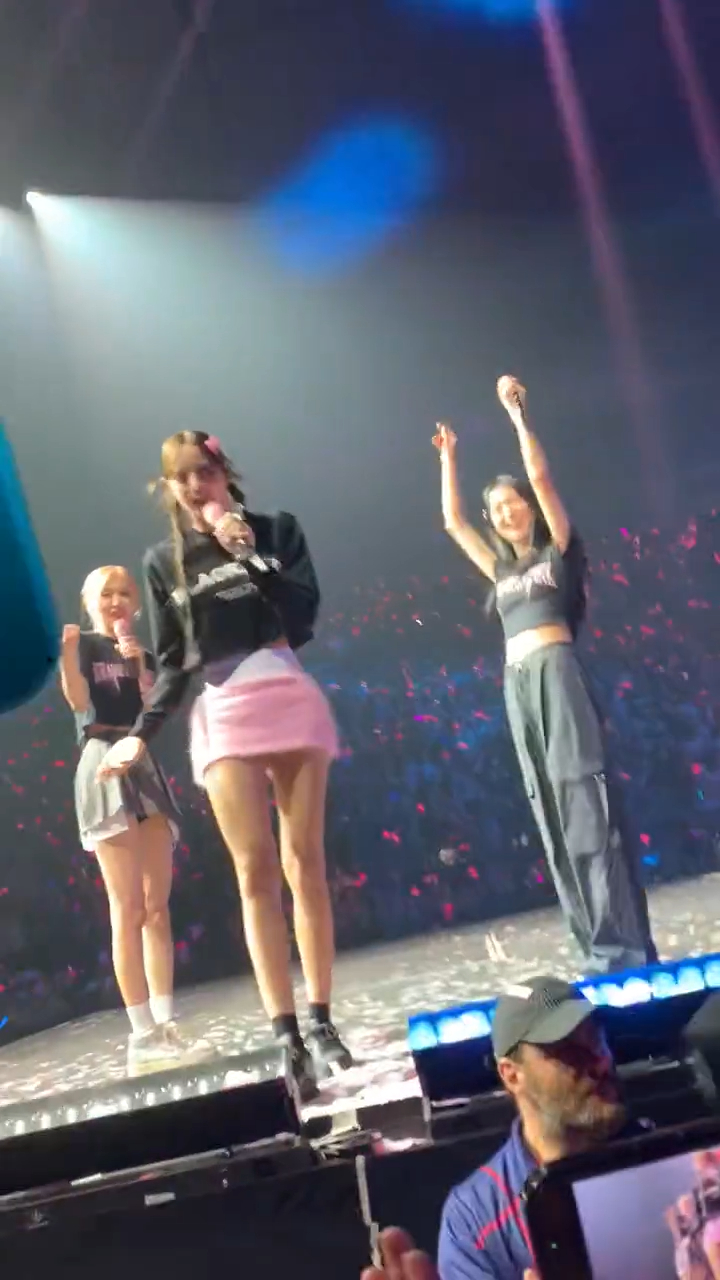 BLACKPINK演唱會Lisa暫停演出玩Switch！台上幫粉絲破關！可愛1分鐘影片過450萬觀看！