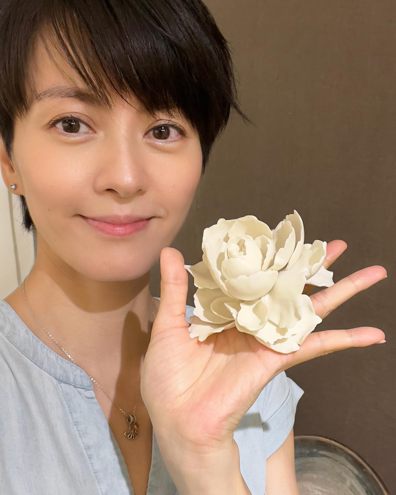 47歲梁詠琪零濾鏡街頭與粉絲合照！真實狀態曝光！凍齡有術唯「這部位」被指歲月不饒人！