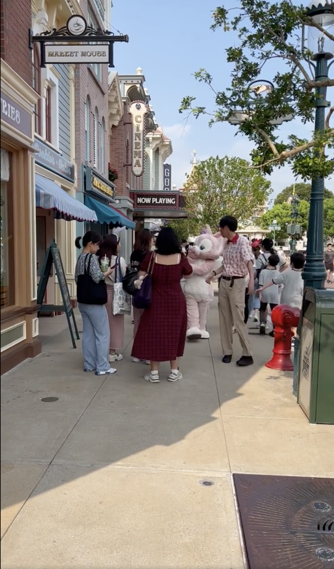 女童迪士尼直奔Linabell盲點位！二人相撞險倒下！人偶事後「一舉動」網民感暖心！