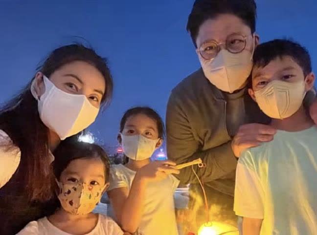 郭晶晶一家出席M+博物館活動被捕獲！雨中髮型被沾濕仍大方合照！子女「一動作」獲讚有家教！