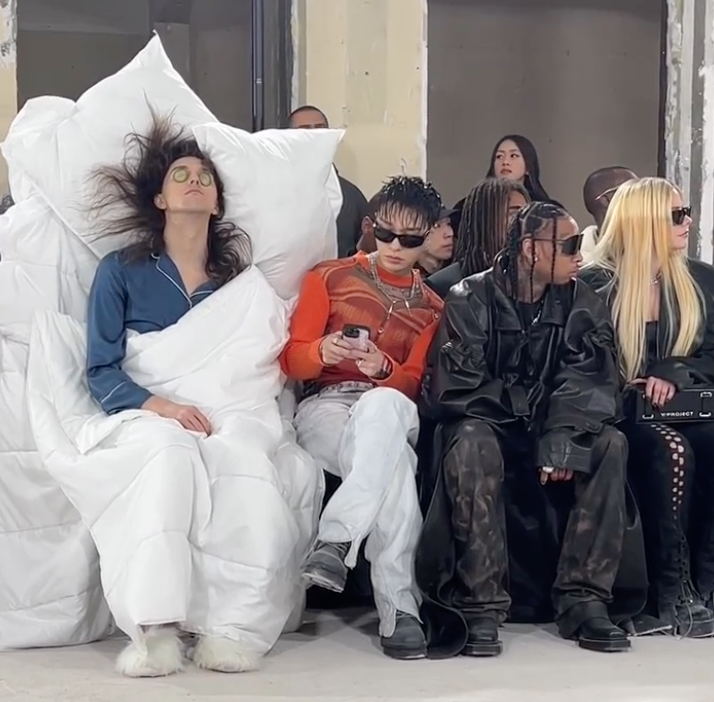 Tommy Cash時裝周造型再出奇招！ 繼「枕頭+羽絨被」造型後 再以誇張大黃靴現身時裝騷！