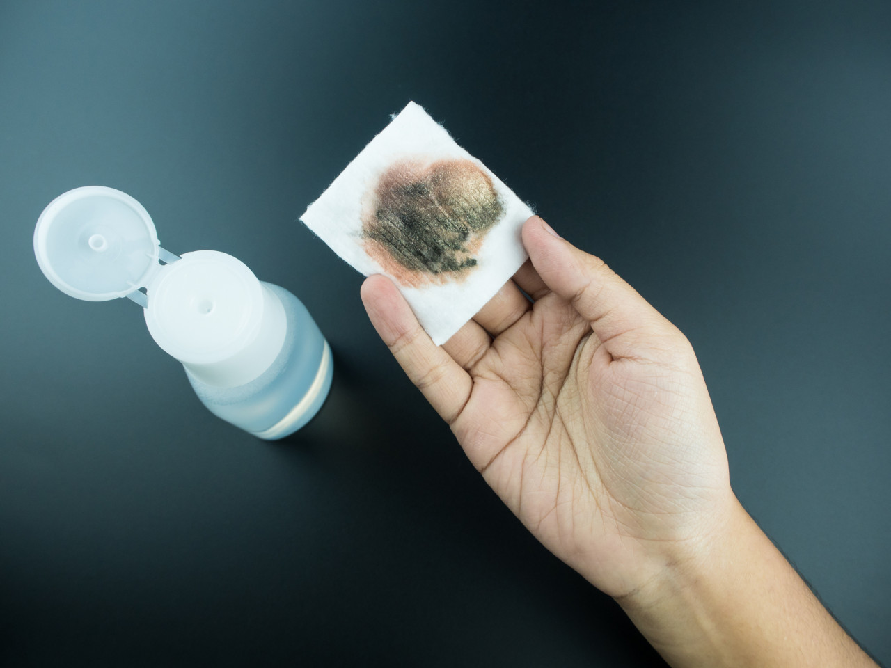 OL卸妝不乾淨後果超可怕！睫毛根部有蟎蟲蠕動！用OO油可以改善