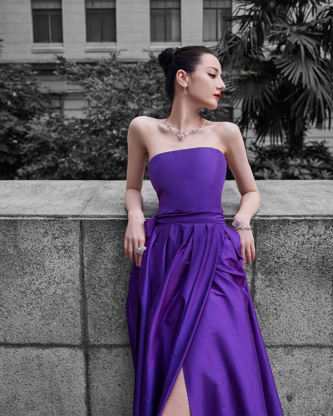迪麗熱巴性感紫色晚裝裙現身驚豔全場！意外被拍到「趕蚊子」仍不失優雅