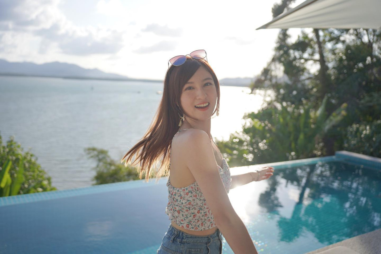 前無綫新聞主播陳嘉倩曬旅行靚相！泰服造型獲讚似公主！網民翻舊照被指「唔同樣」掀熱議！