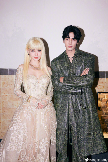 Angelababy戴金色假髮出席活動慘遭嫌棄！網民直指「時尚災難」：可惜了顏值！