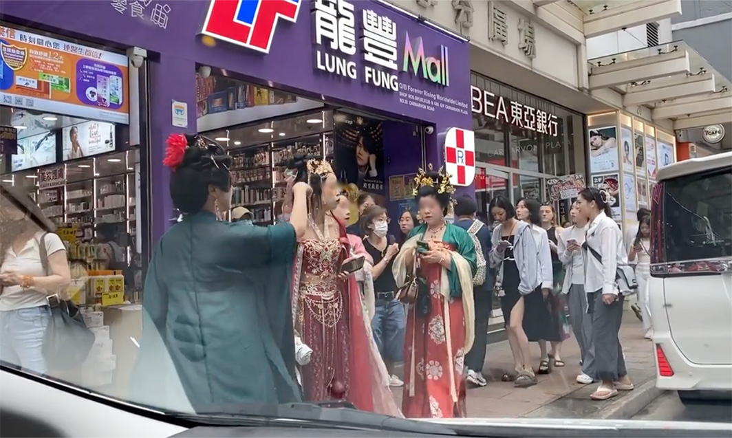 內地漢服潮湧入香港大街！旅客濃妝漢服遊香港！網民嚇親笑言「七月十四提早咗！」