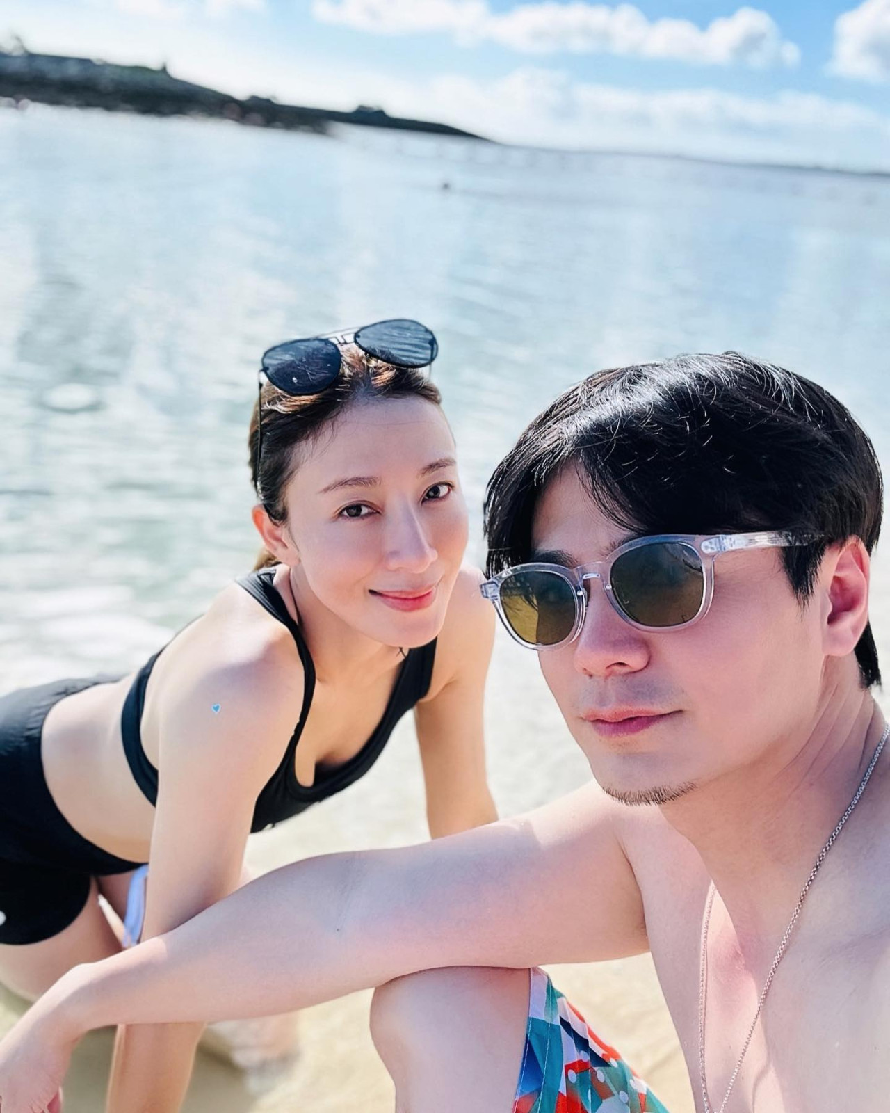 43歲楊茜堯激罕曬黑色性感泳衣！兩孩之母零走樣！女兒「小珍珠」靚樣遺傳媽媽！