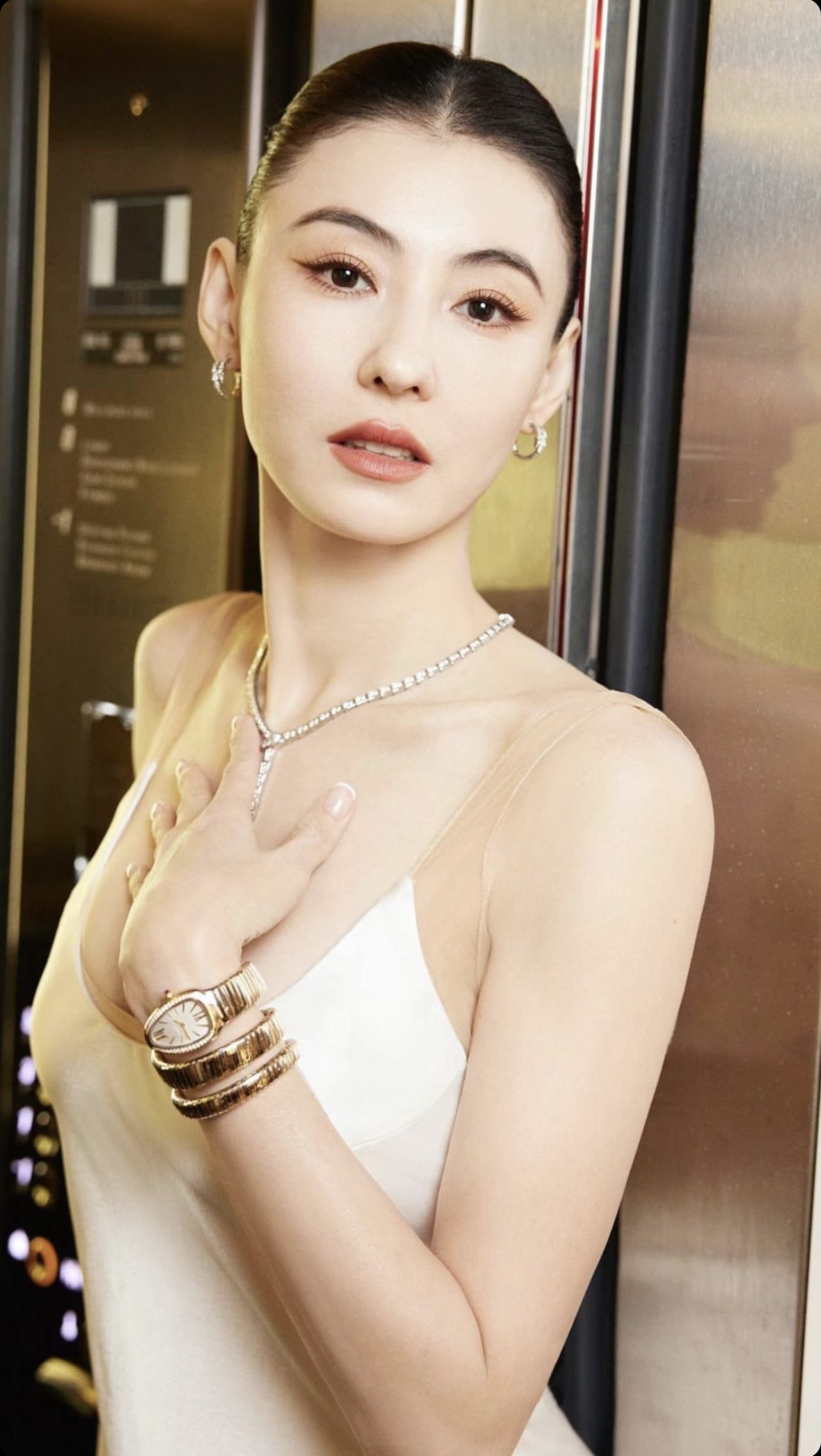 43歲張柏芝巴黎街頭被粉絲捕獲！騷S型魔鬼曲線！零濾鏡美貌獲讚「完美骨相」