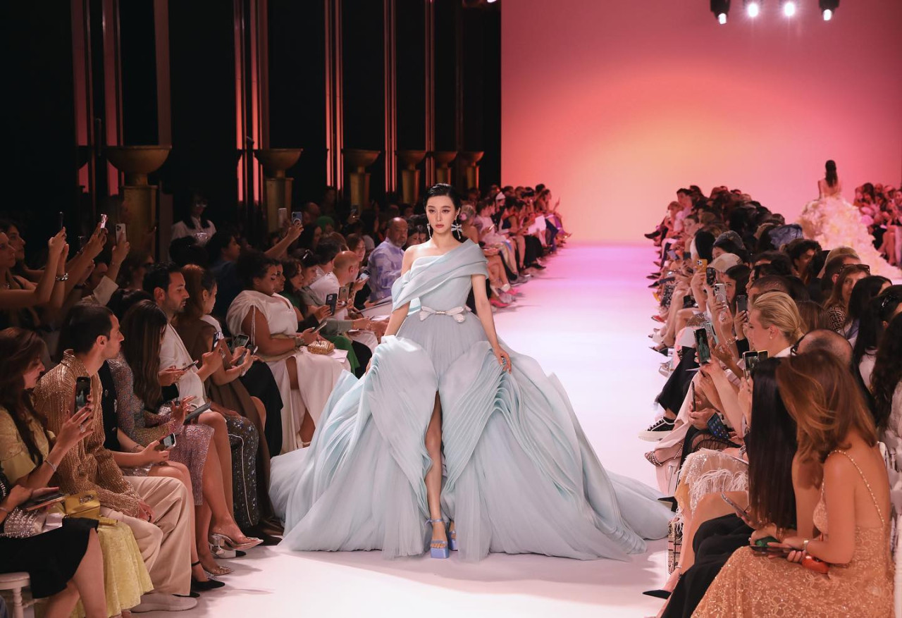 范冰冰巴黎壓軸行Catwalk盡顯氣場！修圖前後對比再成焦點！惹來網民兩極評價！