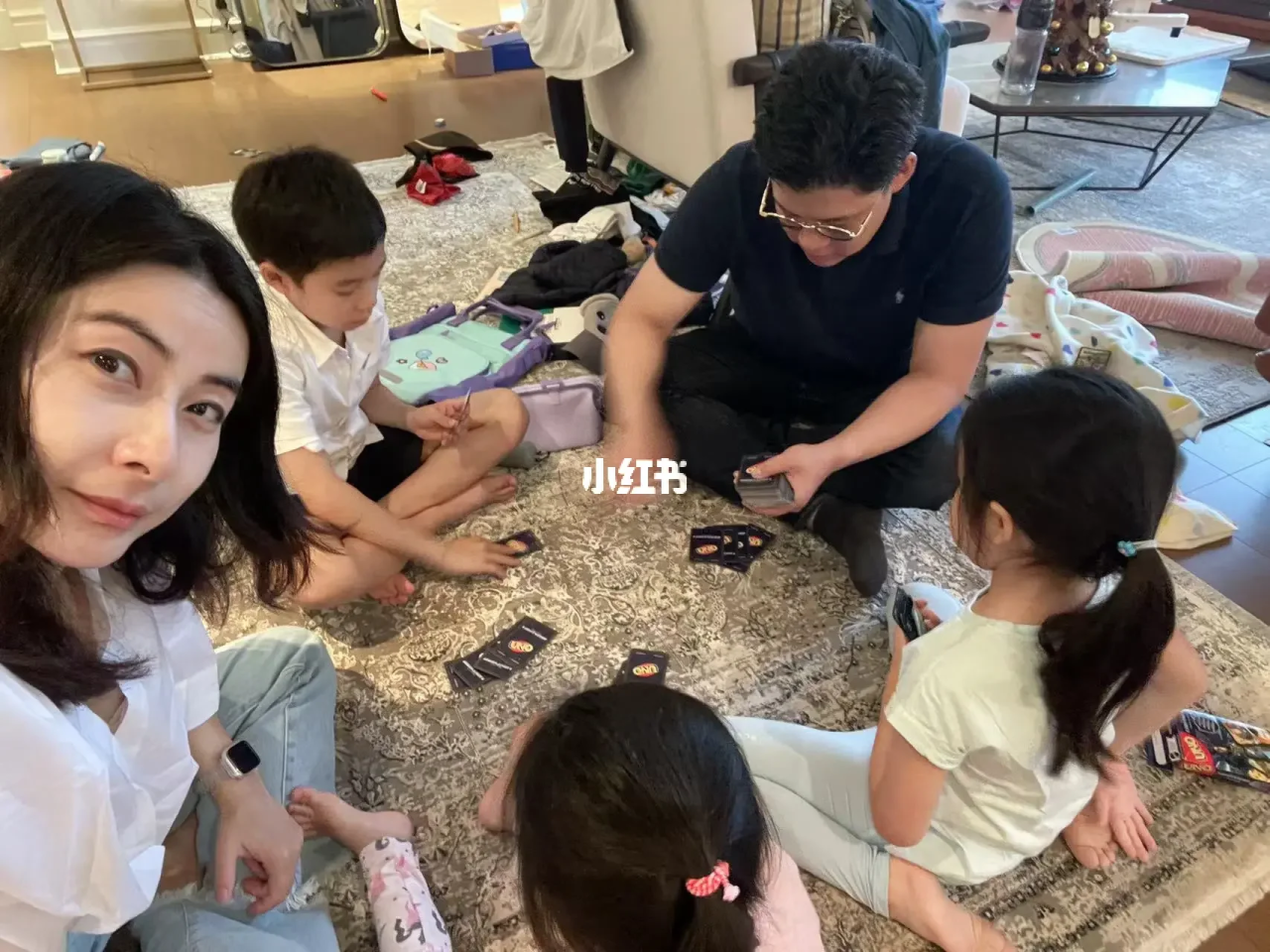 郭晶晶為霍啟剛平凡慶生意外曝光凌亂豪宅！一家坐地下玩UNO！網民：好真實貼地！