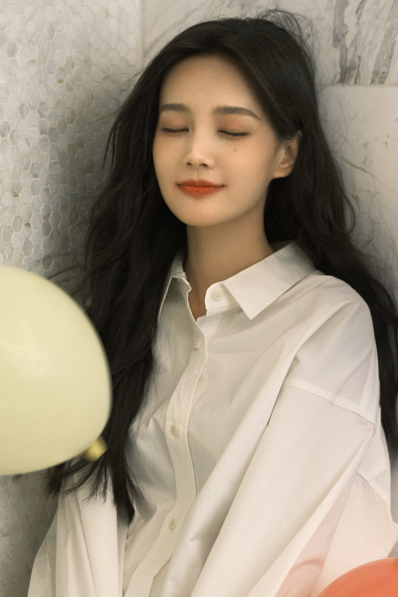 李一桐赤腳放飛機座位被批不雅！「最美黃蓉」形象崩壞？引來網民兩極評價！