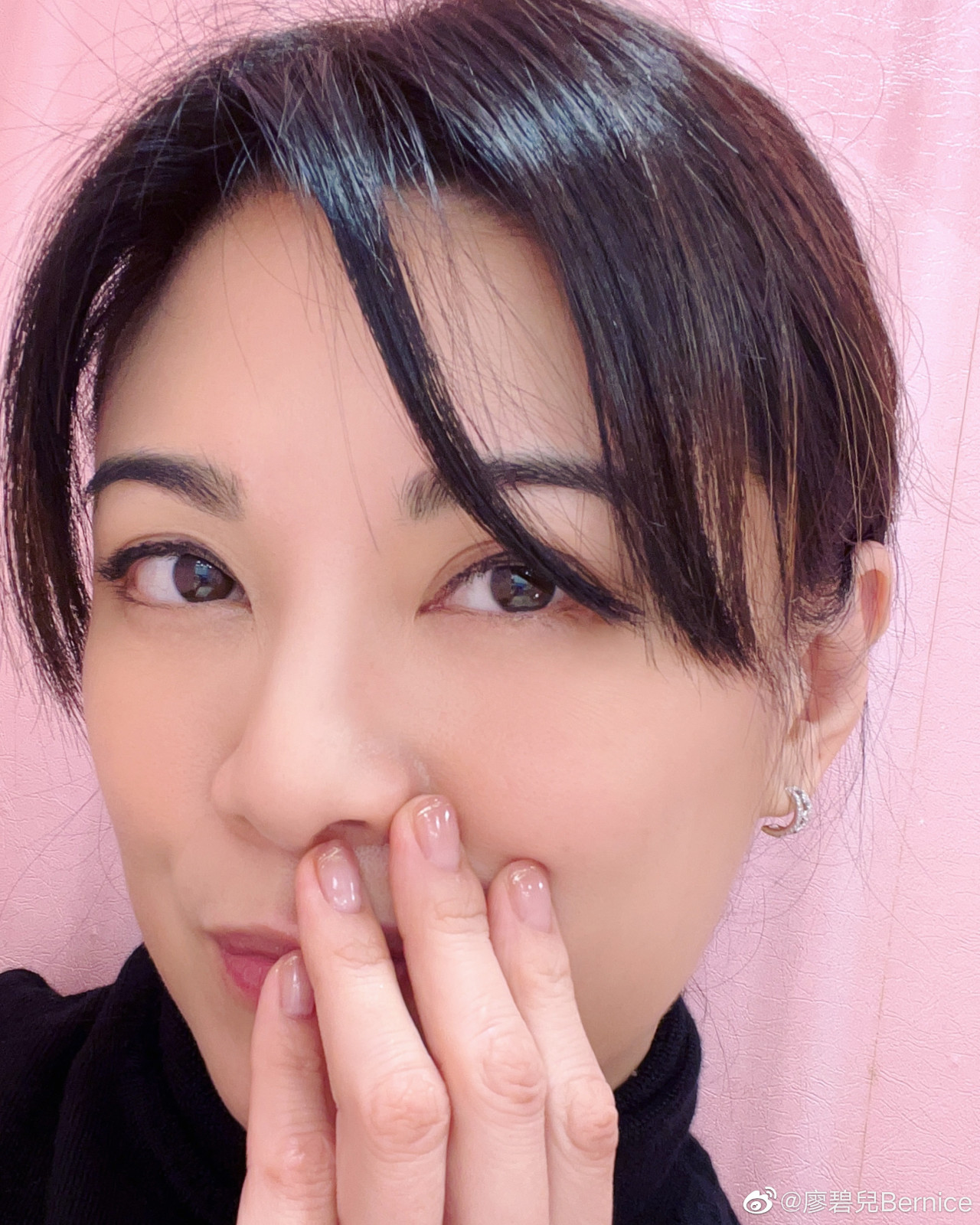 44歲廖碧兒剪瀏海獲讚逆齡像少女！大曬素顏自拍重返校園！網民封「不老選美冠軍」！