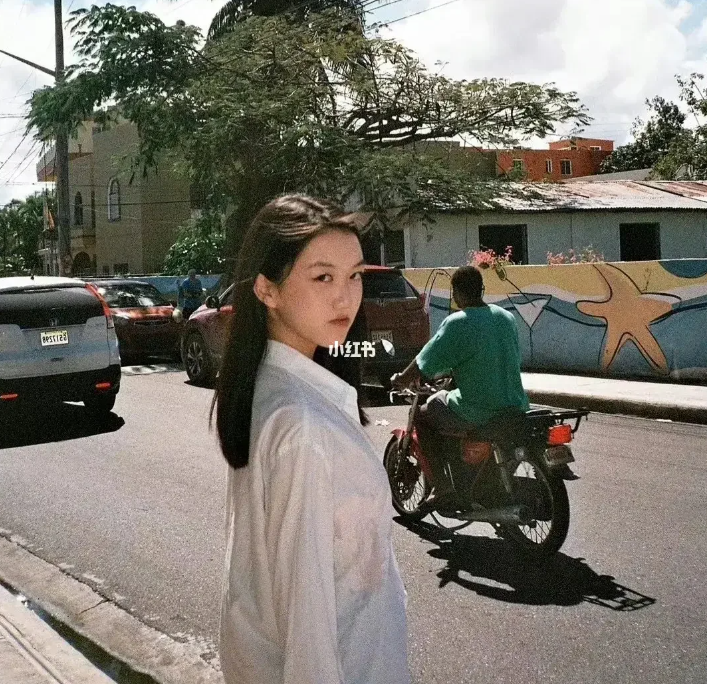 猶如迷你版王菲！王菲女兒李嫣新相曝光！被網民捕獲和繼母逛街打破不和傳聞！