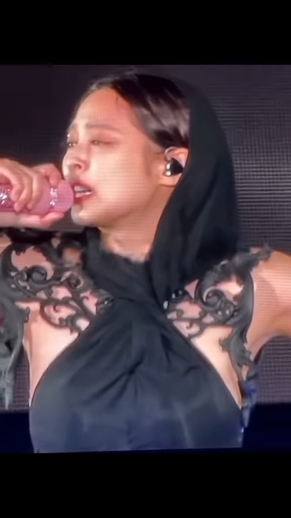 Jennie演唱途中淚崩片段瘋傳！疑負評壓力爆煲！情緒崩潰惹粉絲心痛！