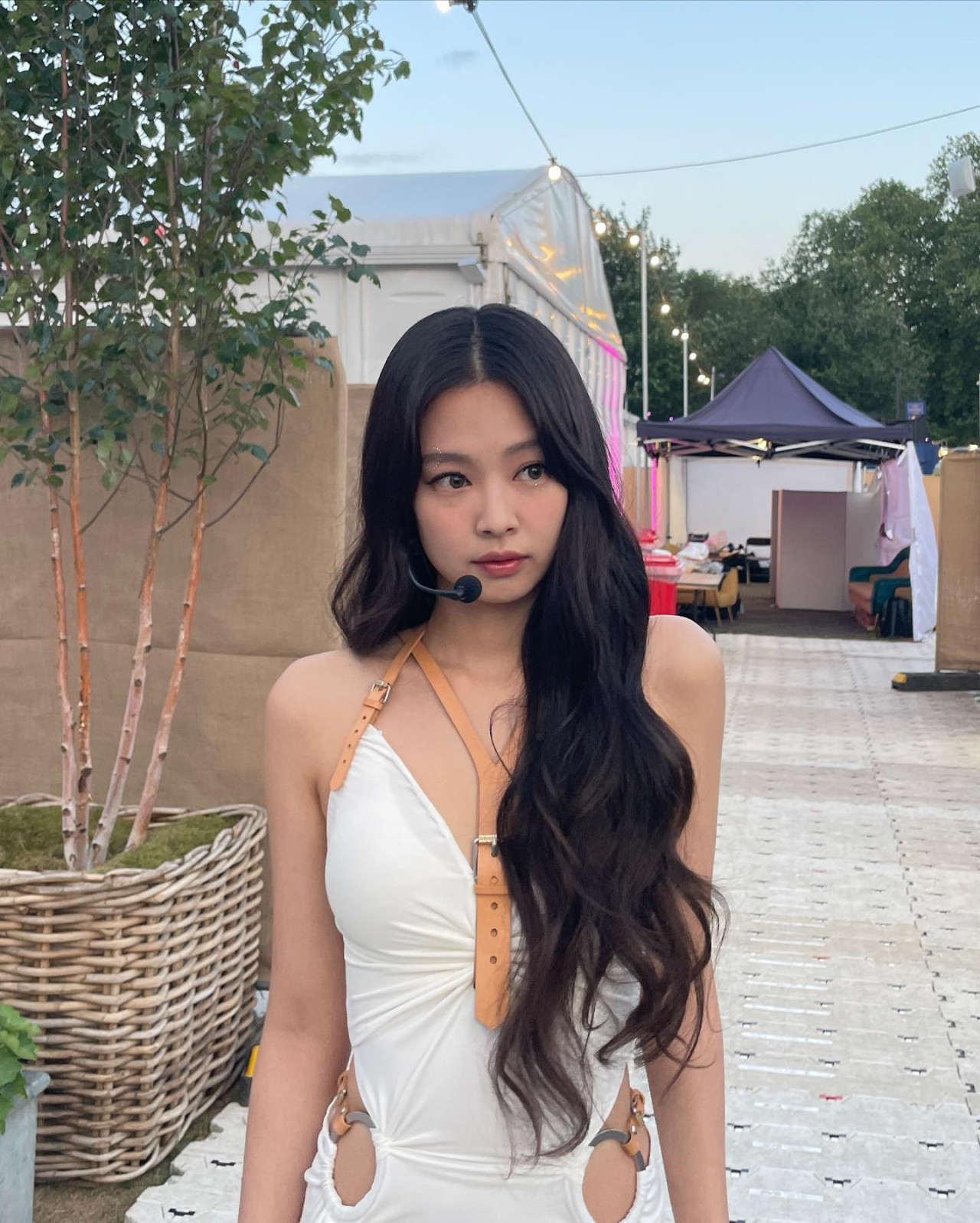 Jennie被婆婆粉絲捧「巨型簽名板」 接機！被保鑣攔下！Jennie慌張模樣被瘋傳！