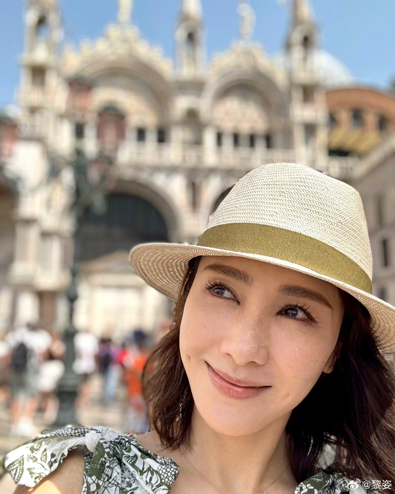 51歲黎姿遊意大利曬超強逆齡靚相！性感小背心透視短褲少女味濃！公開凍齡護膚TIPS！