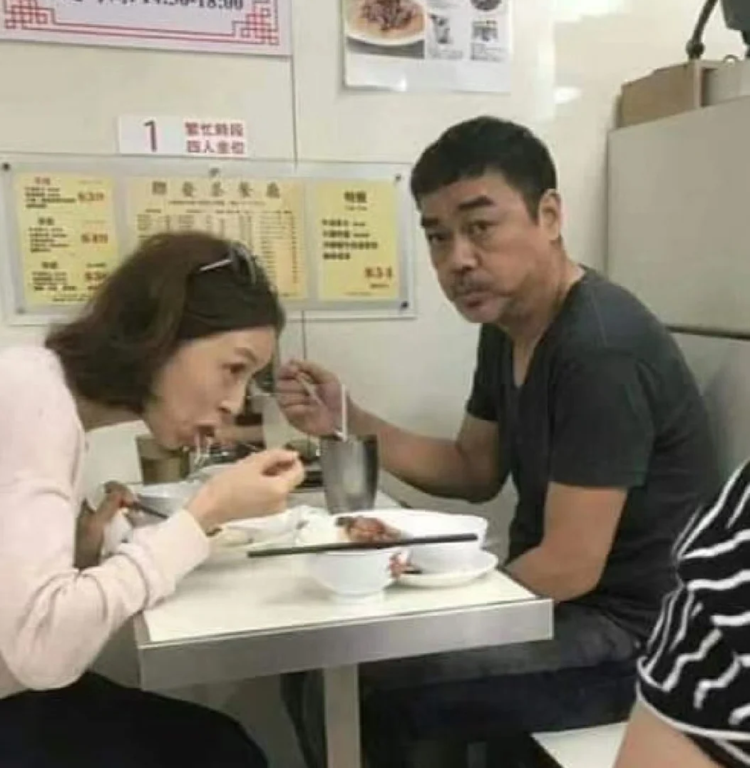 劉青雲夫婦遊東京被野生捕獲！55歲郭藹明凍齡零走樣！打扮低調仍被一眼認出！