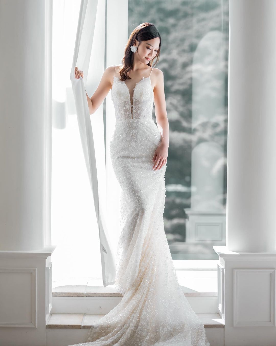 「新聞女神」麥詩敏婚紗照大曬葫蘆身材！Deep V白色長裙超貼身！完美勾勒迷人線條！