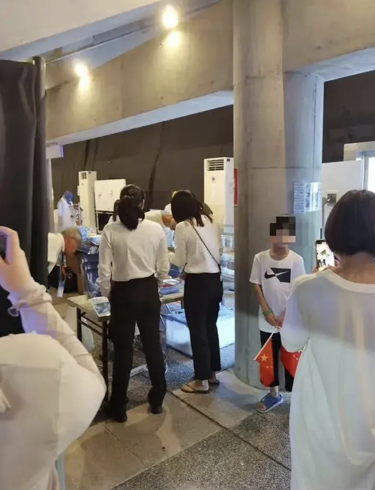 郭晶晶世錦賽著人字拖做評委！日媒批評對大會不尊重！霍啟剛火速到日本陪妻！