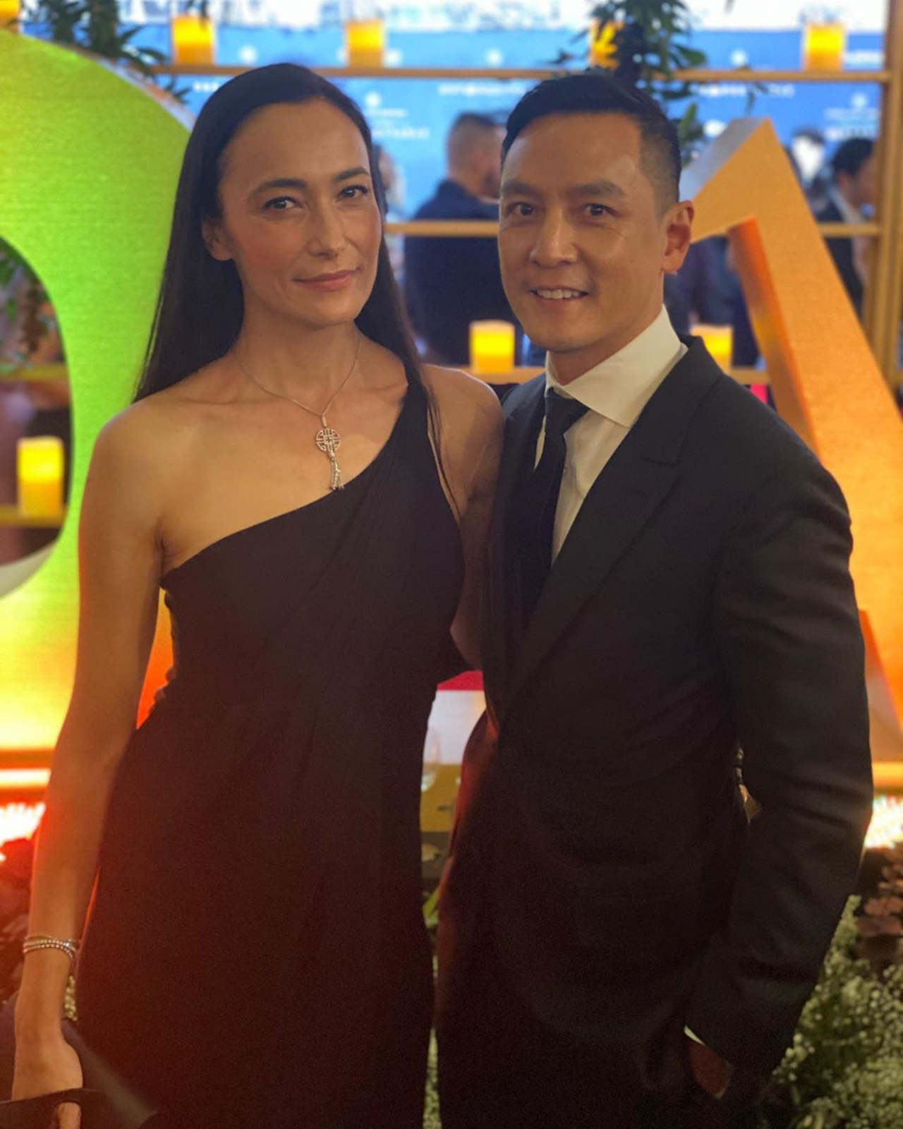 吳彥祖10歲混血女兒正面樣曝光！遺傳Lisa S.美貌！粉紅挑染髮型超前衛！