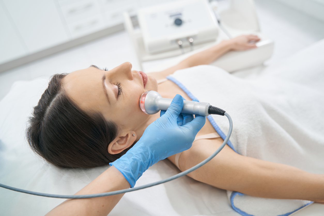 瘦面神器推薦｜家用瘦面機、玉石滾輪、刮莎器！功效、價錢、用法全整合！