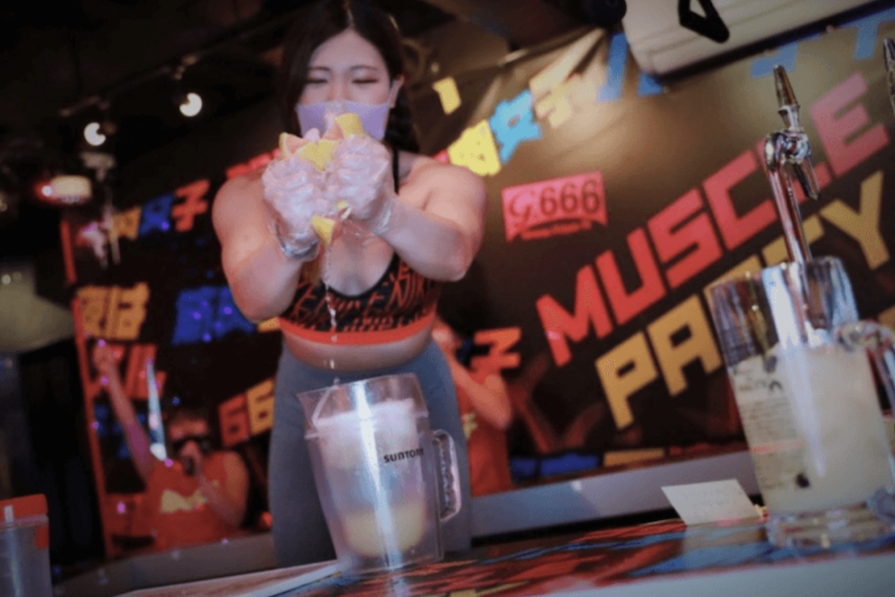 日本池袋「筋肉女子酒吧」爆紅！全店清一色爆肌美女！付錢被賞巴掌/踢屁股！