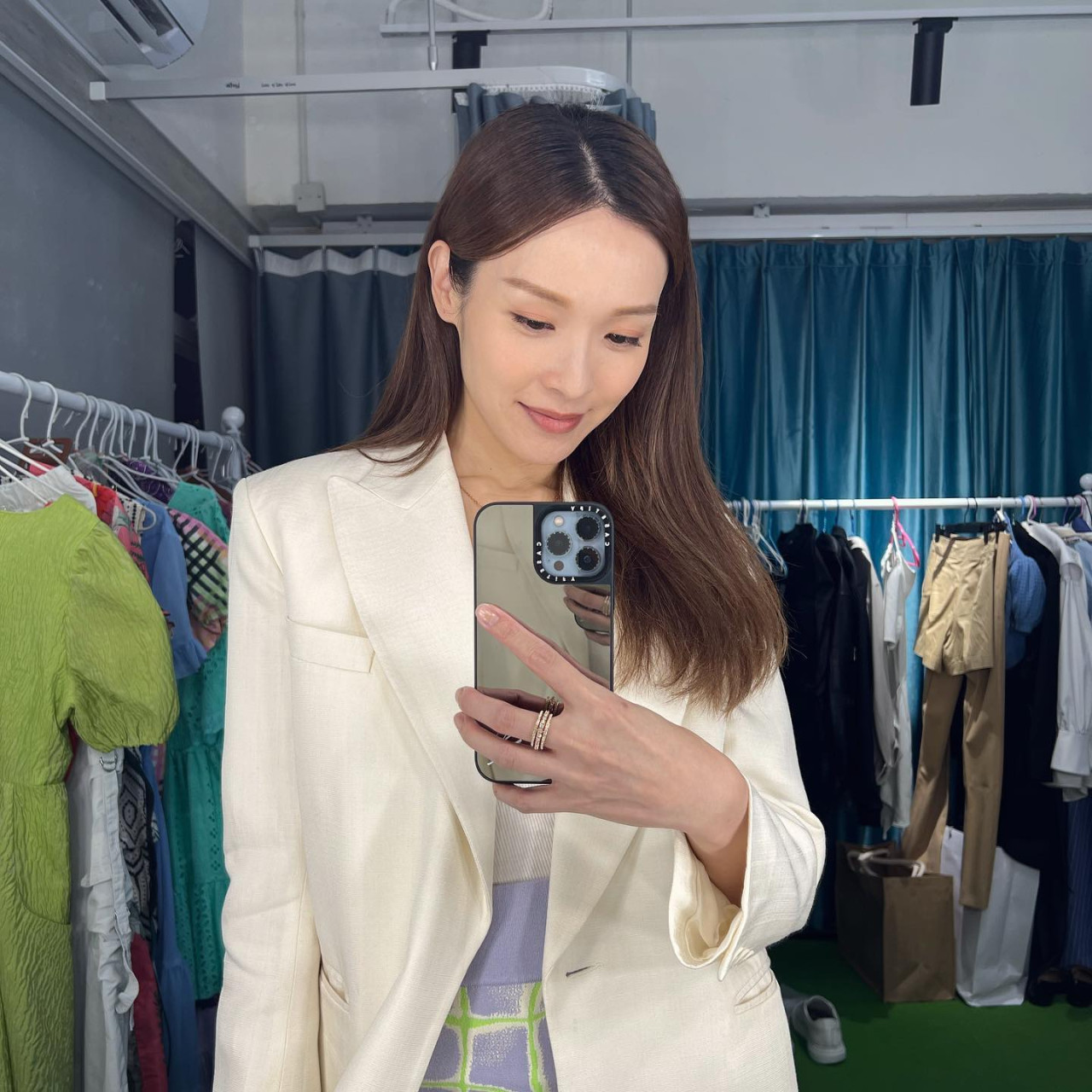 李佳芯突曬甜蜜照疑公開新戀情？被神秘人扭耳仔似放閃！