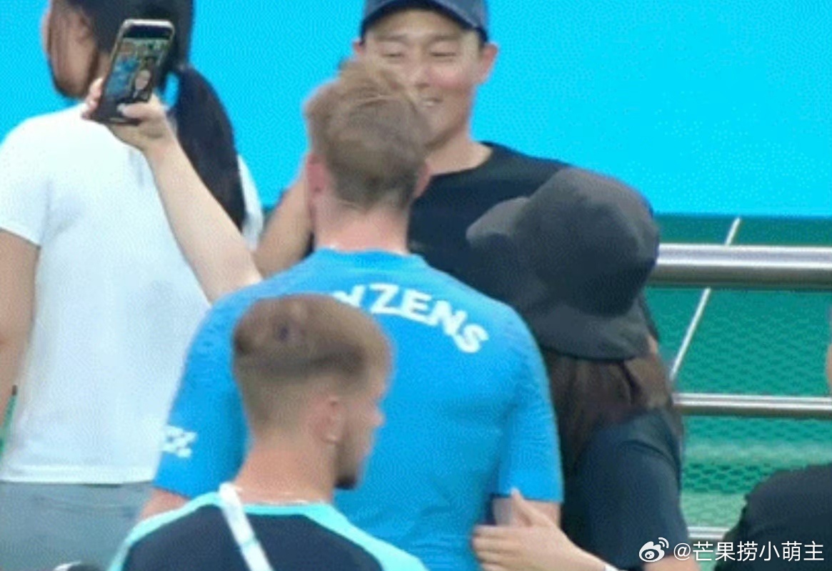 41歲全智賢睇波追星被野生捕獲！高富帥老公正面照激罕曝光！全黑低調打扮仍難掩星味！