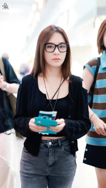 機場捕獲42歲鍾欣潼神情顯疲倦！眼鏡造型被批俗氣靠顏值搭救！