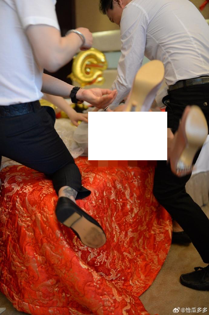 婚禮上伴娘慘遭新郎兄弟強壓床上！公然扯裙摸大腿！攝影師竟唔救援仲咁做！