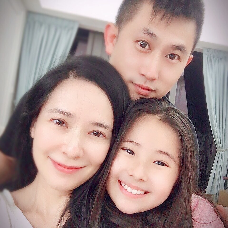 49歲郭羨妮罕曬素顏近鏡自拍！皮膚緊緻發光！凍齡美貌十年如一日！