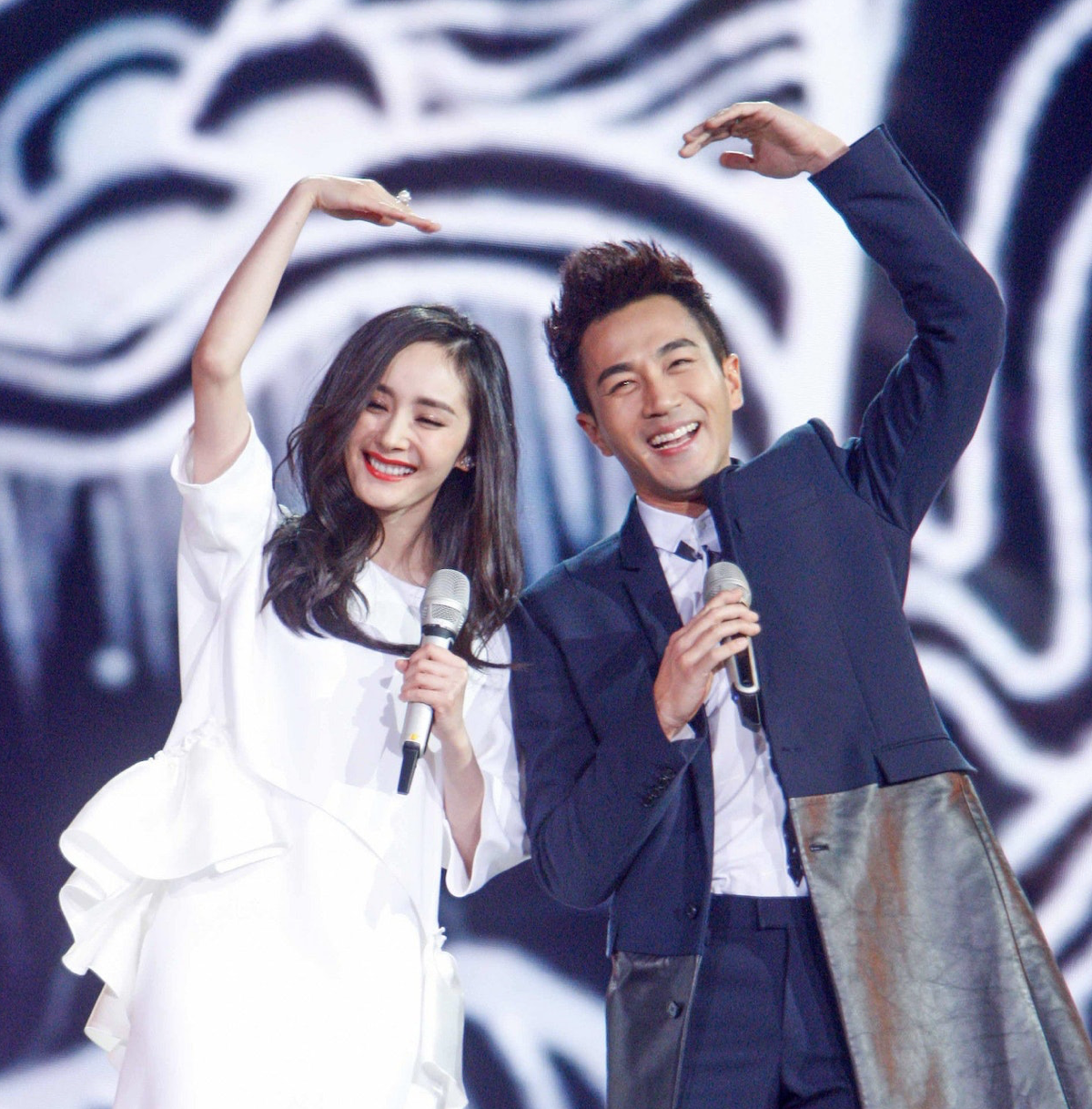 楊冪花天價5億爭撫養權！疑不想「小糯米」被後母照顧！高調到港與女兒遊玩！