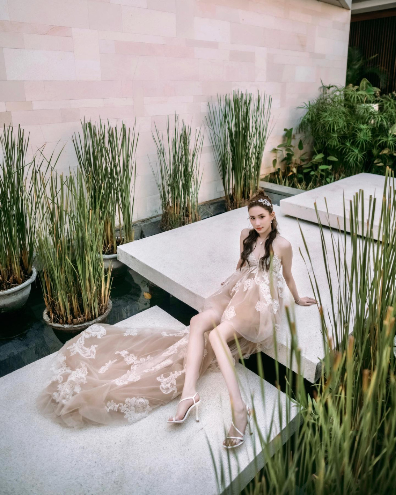 何超蓮零濾鏡生圖被瘋傳！驚現身高縮水、皮膚黝黑！路人鏡頭秒變「大眾樣」？