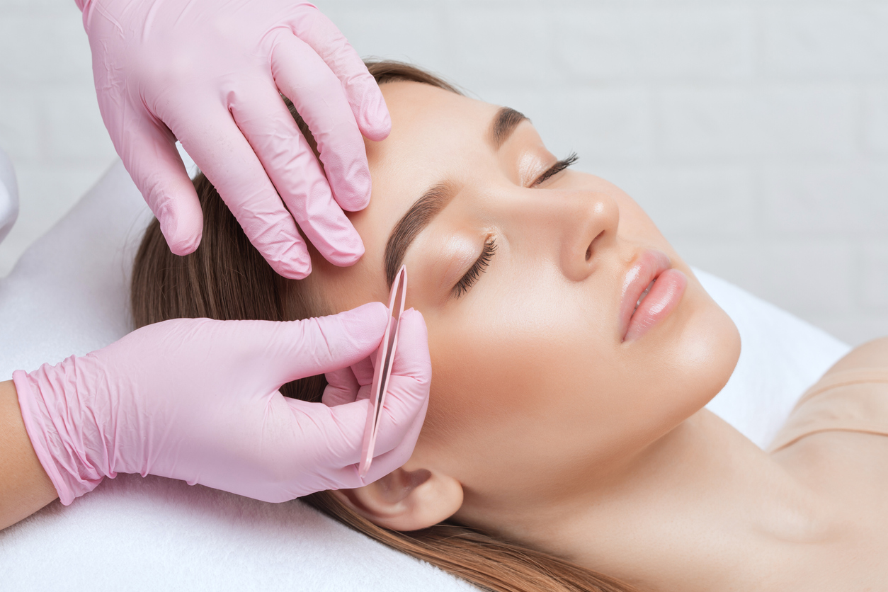 女生做半永久「紋鼻影」失敗毀容！崩潰哭訴：「兩條尺在鼻上」！美容師事後這樣回覆？