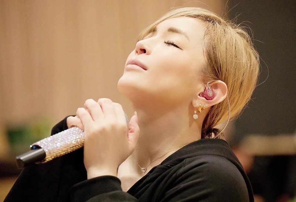 44歲濱崎步可愛雙馬尾造型曝光！嘟嘴濃妝自拍青春感十足！