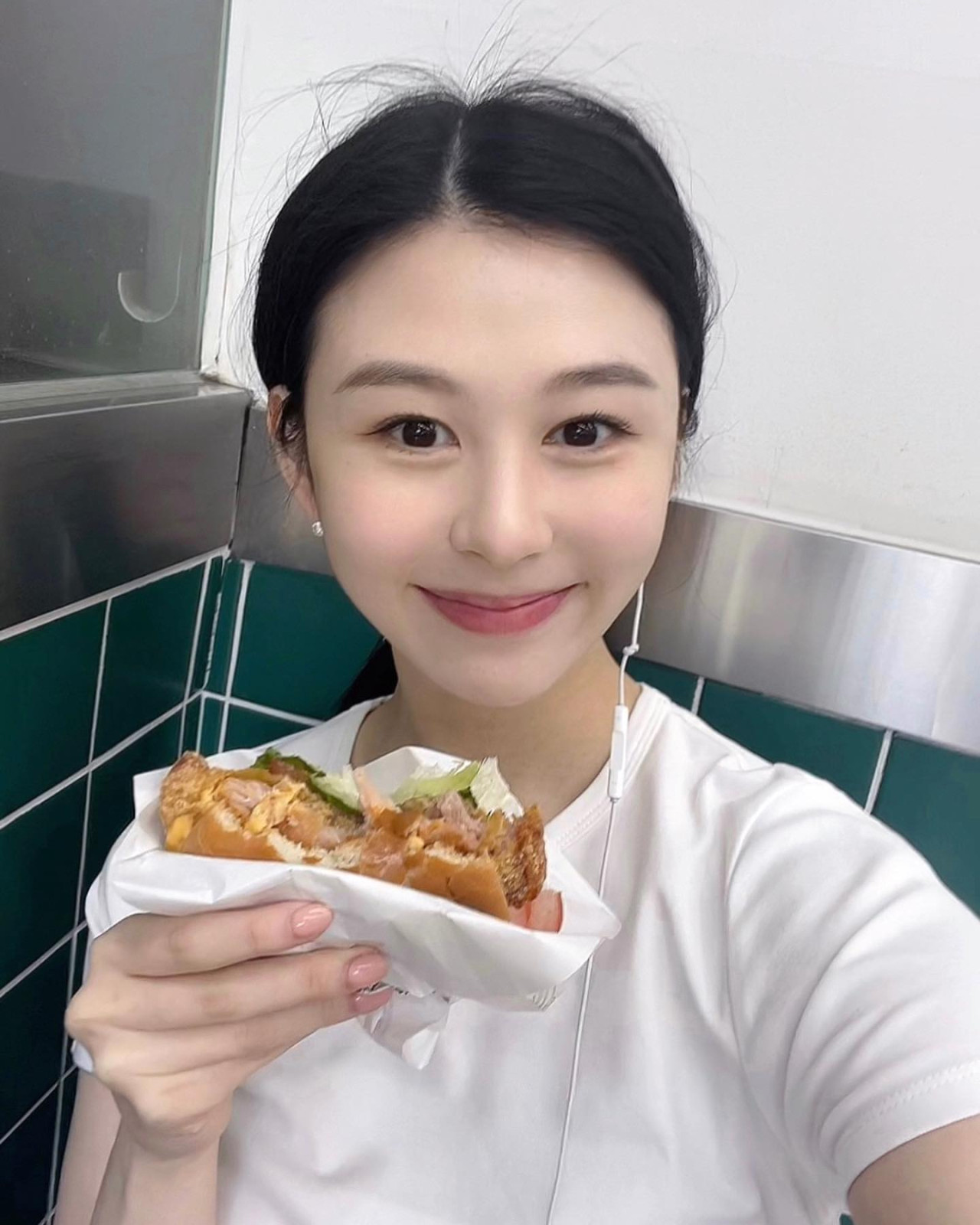 邱淑貞大女沈月慶祝22歲生日！一改甜美風格！金髮露臍裝曬火辣身材！