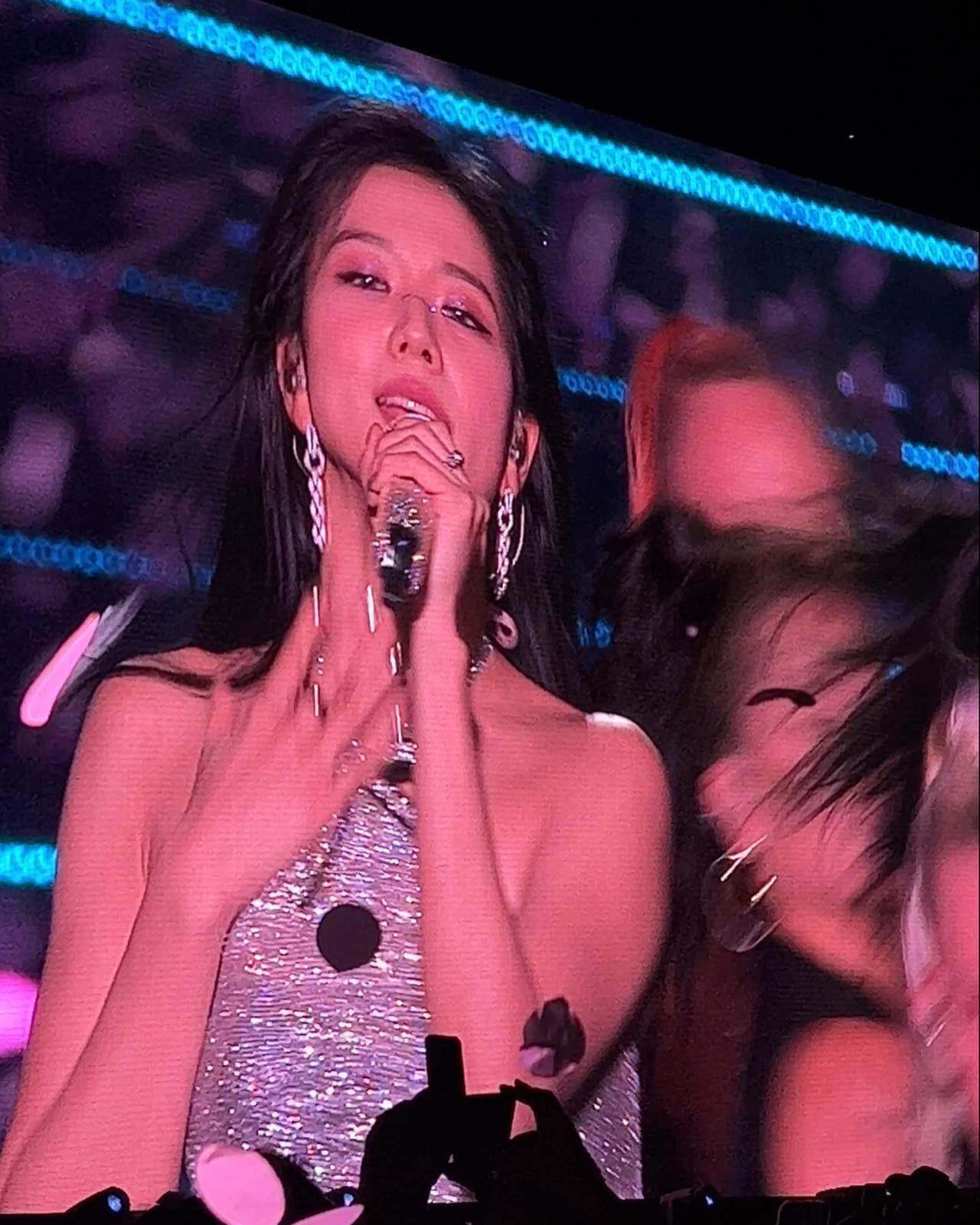 BLACKPINK Jisoo公開演唱會花絮照！貼身迷你裙透出黑色內衣！誘人身材展露無遺！