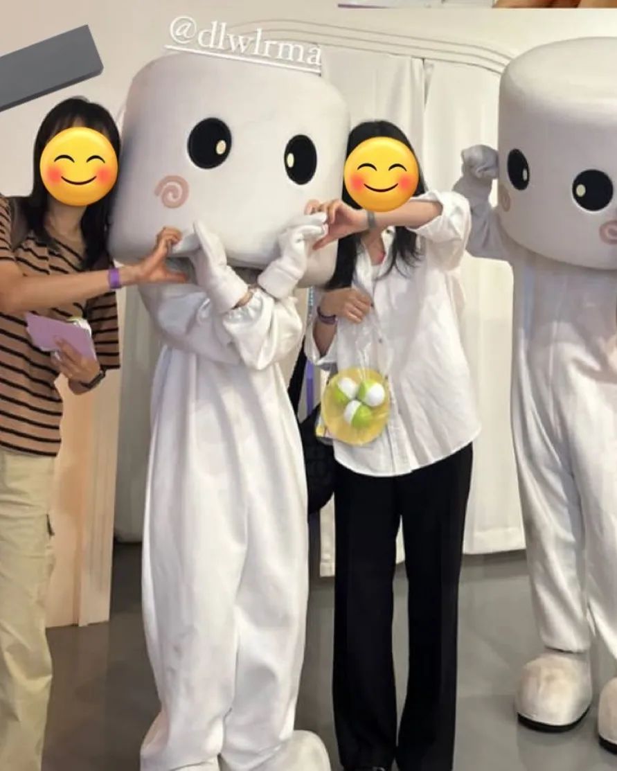 「寵粉狂魔」IU化身棉花糖公仔同粉絲互動！再拎信用卡俾粉絲任碌買周邊！