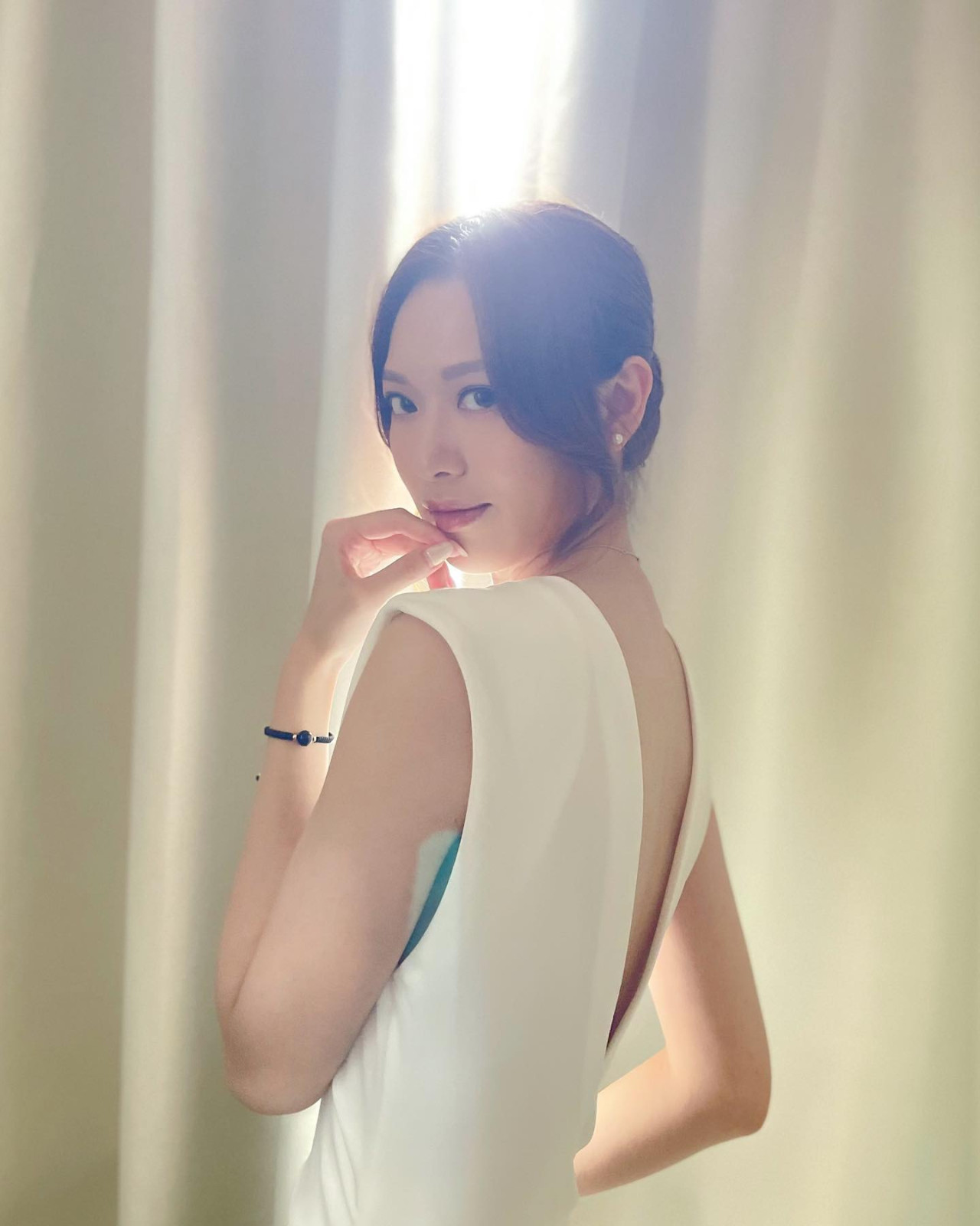 馮盈盈街頭被野生捕獲！真實樣貌曝光！著平底鞋身形比例成熱論！