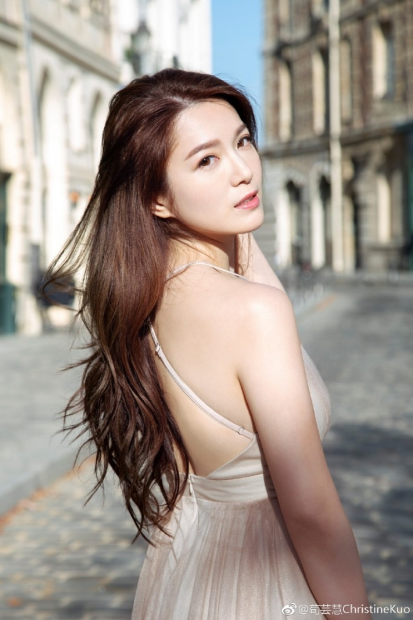 苟芸慧激瘦著泰服重回顏值巔峰！近年被指容貌劣化！大騷玉背事業線！