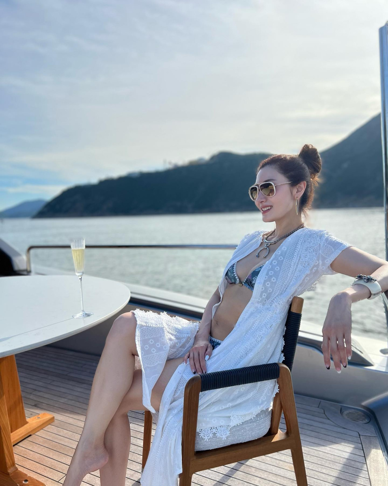 53歲李嘉欣杜拜著連身泳衣大解放！無懼展現下垂臀部！網民讚優雅老去！