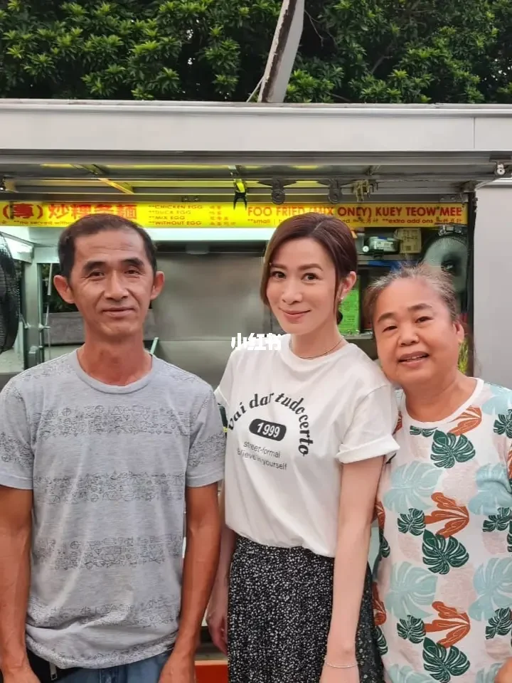 48歲佘詩曼廚房炒麵被捕獲！6招凍齡保養秘訣！著T恤似少女！