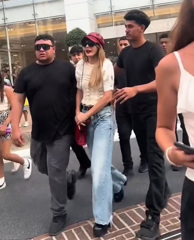 美國KOL假扮Taylor Swift行商場！外貌超神似被粉絲要求簽名合照！