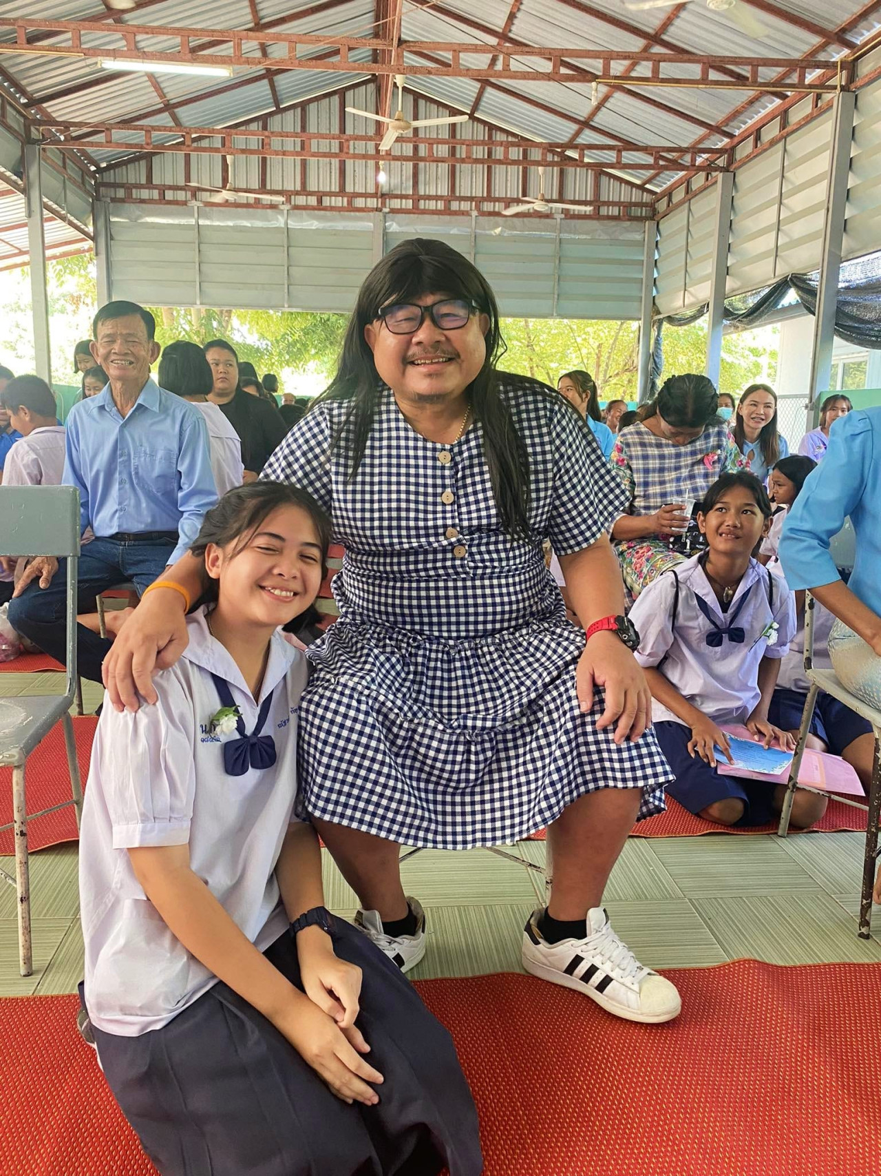 單親爸爸不想女兒感自卑！母親節「變裝」成媽媽讓網民超感動！